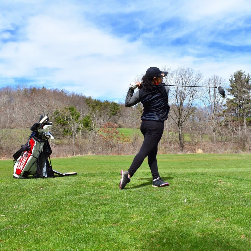 Nikki Dilluvio golfing